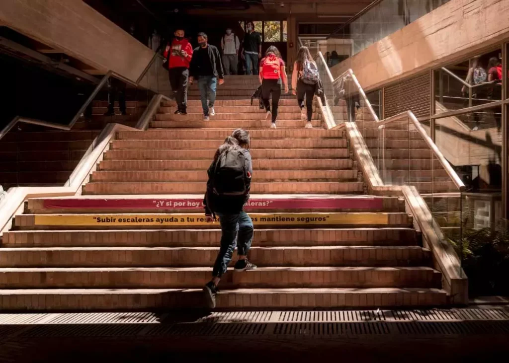 Escaleras - Infraestructura educativa Eduardo behrentz uniandes