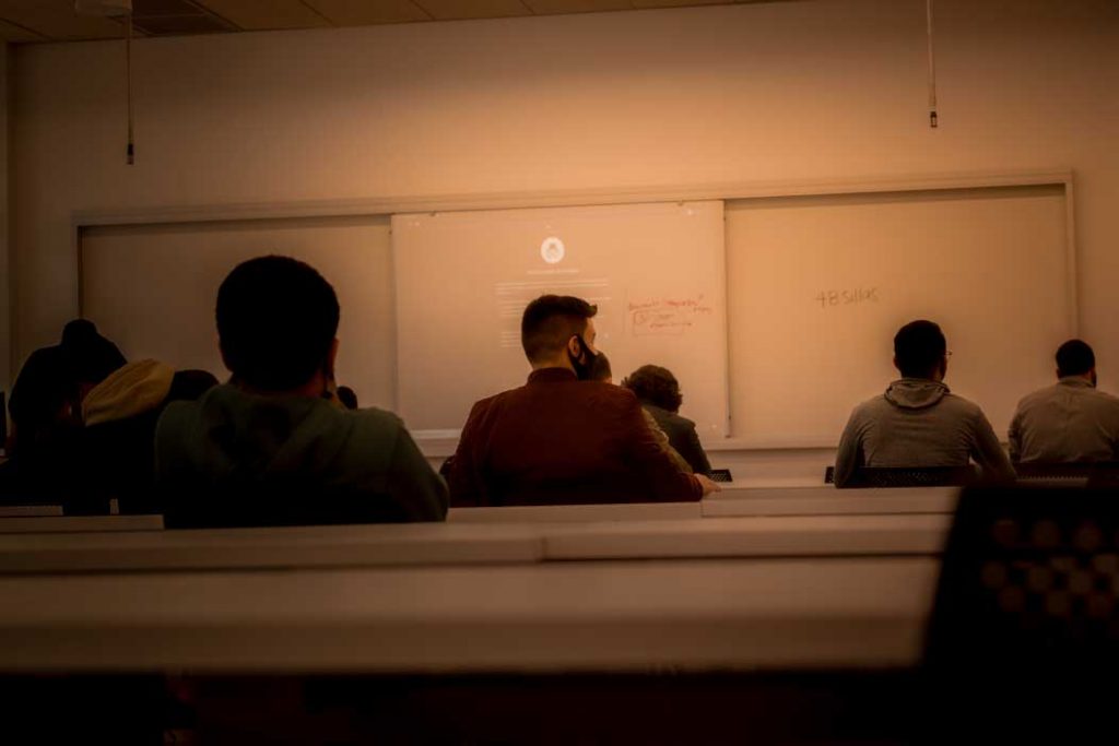 Jóvenes estudiando la importancia de invertir en ciencia, tecnología e innovación